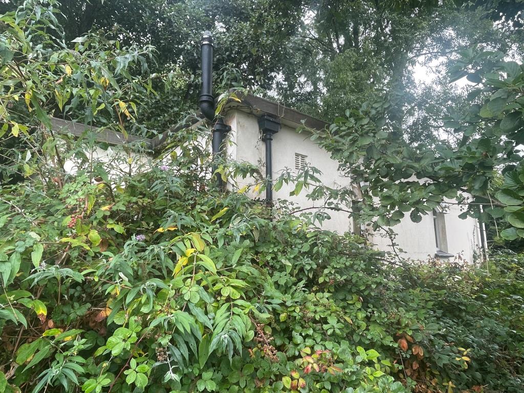 Lot: 104 - FORMER PUBLIC CONVENIENCES WITH FANTASTIC RIVER FAL VIEWS - Rear elevation of building